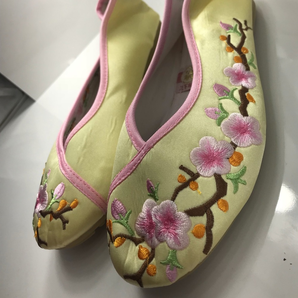 Traditional Chinese floral embroidered satin flats